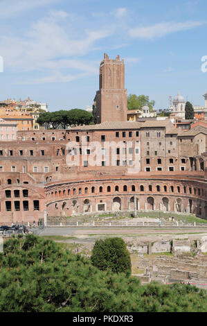 Italien, Latium, Rom, Fori Imperiali, die allgemeine Ansicht der wiederhergestellten Märkte des Trajan. Stockfoto