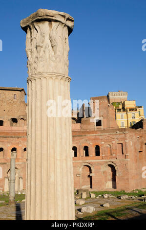 Italien, Latium, Rom, Fori Imperiali, stellte die Trajan Markt mit Spalte. Stockfoto