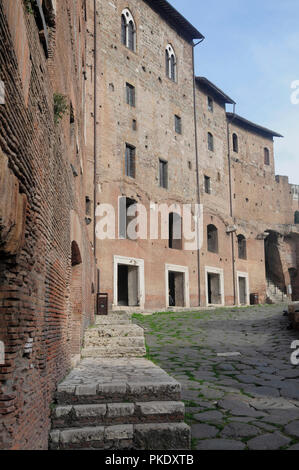 Italien, Latium, Rom, Trajan, restaurierten Gebäuden und gepflasterten Straßen. Stockfoto