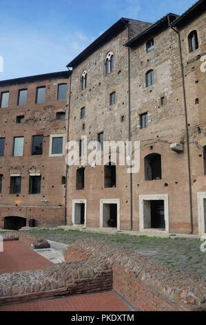 Italien, Latium, Rom, Trajan, restaurierten Gebäuden und gepflasterten Straßen. Stockfoto