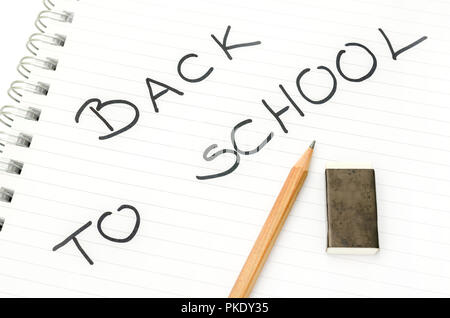 Zurück zu Schule mit schwarzen Buchstaben in offenen Spirale notebook geschrieben. Stockfoto
