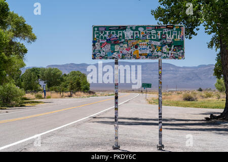 4. Juli 2018 - RACHEL, NEVADA: Landmark Zeichen für die Extraterrestrial Highway ist in Aufkleber von Touristen fallen die Erkundung der Strecke von der Straße bekannt Stockfoto