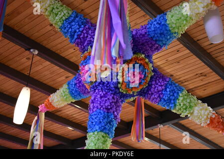 Typisch mexikanischer piñata-farbiger fünfzackiger Stern für Geburtstage oder Weihnachtsfeier Stockfoto