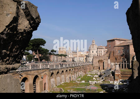 Italien, Latium, Rom, Fori Imperiale, das Forum Romanum, Blick über die Ruinen des Forums. Stockfoto