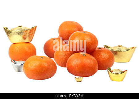 Der goldene orange mit Silber und Gold Silber Barren auf weißem Hintergrund, um den Segen zu feiern. Nach dem Glauben der in Chi Stockfoto