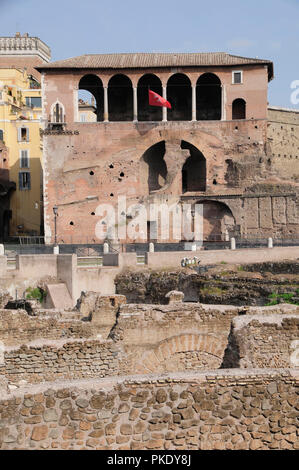 Italien, Latium, Rom, Fori Imperiale, das Forum Romanum & Markt, Blick über die Ruinen des Forum Romanum, des Trajan. Stockfoto