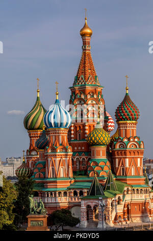 Blick auf die St. Basils Kathedrale auf dem Roten Platz in Moskau, Russland Stockfoto