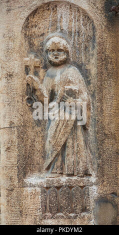 Der heilige Petrus die Schlüssel des Himmels und der Bibel, einem mittelalterlichen Relief an der Wand im historischen Zentrum von Venedig Stockfoto