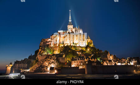 Der Mont Saint-Michel ist eine kleine Insel mit dem 11. Jahrhundert, romanische Abtei und die höchsten Gezeiten in Europa. Stockfoto