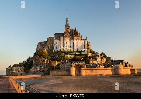 Der Mont Saint-Michel ist eine kleine Insel mit dem 11. Jahrhundert, romanische Abtei und die höchsten Gezeiten in Europa. Stockfoto