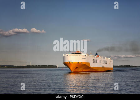 Grimaldi Lines Autotransporter "Grand Benelux Verlassens der Hamburger Hafen Stockfoto