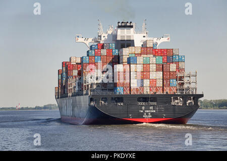 Containerschiff Yang Ming auf Elbe Stockfoto