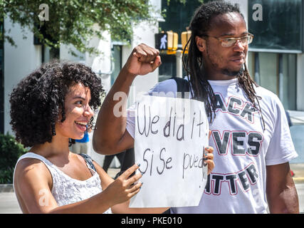 Confederate Flag Demonstranten posieren für ein Foto ausserhalb der South Carolina State House, 10. Juli 2015, in Columbia, S.C. Stockfoto