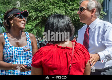 Frauen danke Universität von South Carolina Präsident Harris Pastides zum Entfernen der Confederate Flag, 10. Juli 2015 in Columbia, South Carolina. Stockfoto