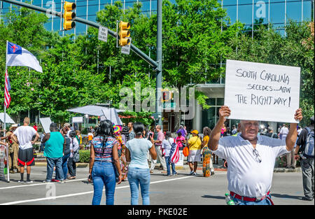 Confederate Flag Demonstranten sammeln außerhalb der South Carolina State House für die Entfernung der Flagge, 10. Juli 2015 in Columbia, South Carolina. Stockfoto