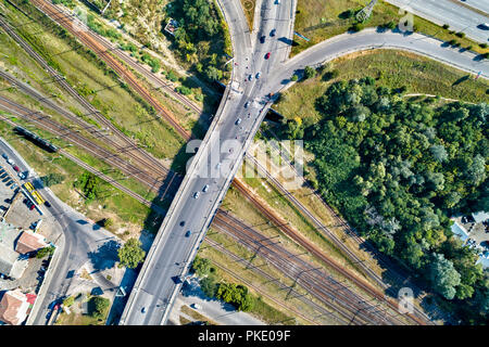 Top-down-Ansicht einer Straßenbrücke über die Eisenbahn. Kiew, Ukraine Stockfoto