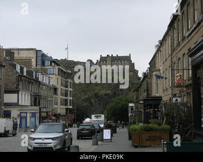 Ein Blick hinunter auf der Suche Schloss Straße in Richtung des Schlosses; Edinburgh City Centre Stockfoto