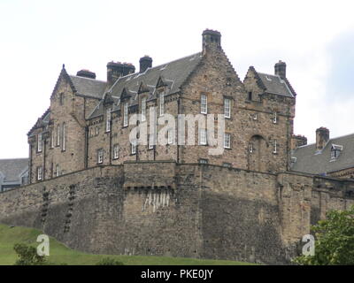 Blick auf die Burg von Edinburgh vom Fuße des Felsens auf dem Friedhof in St. Cuthbert's genommen; an der Princes Street, Edinburgh Stockfoto