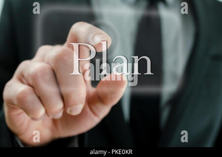 In der Nähe von Business Plan Hand drücken Taste auf einem Touchscreen. Konzept der Planung eines erfolgreichen Unternehmens. Stockfoto