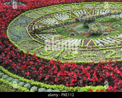 Von Edinburgh Floral Clock in West Princes Street Gardens ist zum Gedenken an die Unterzeichnung des Waffenstillstandes, 1918-2018, mit Mohn inspirierten Teppich Betten. Stockfoto