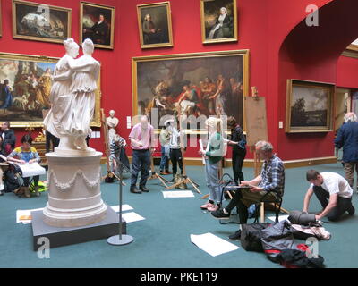 Ein drop-in-Session für die Öffentlichkeit an der Scottish National Gallery auf Edinburgh's Princes Street können Sie haben Sie eine Staffelei Skizzieren in der Haupthalle. Stockfoto