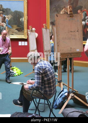 Ein drop-in-Session für die Öffentlichkeit an der Scottish National Gallery auf Edinburgh's Princes Street können Sie haben Sie eine Staffelei Skizzieren in der Haupthalle. Stockfoto