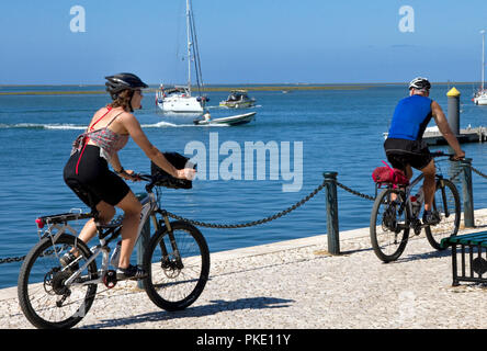 Radfahrer auf der Uferpromenade. Olhão, Algarve, Portugal Stockfoto