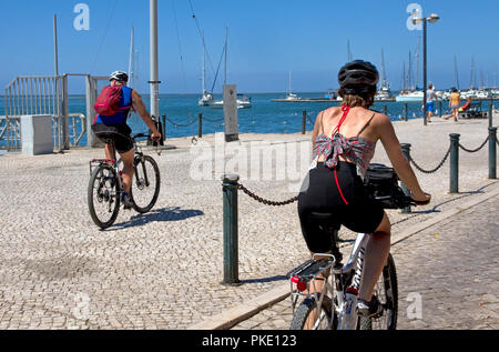 Radfahrer auf der Uferpromenade. Olhão, Algarve, Portugal Stockfoto