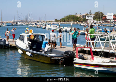 Wassertaxis zu den Stränden und den Inseln der Ria Formosa. Hafen, Olhao, Algarve, Portugal Stockfoto