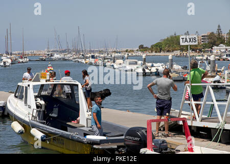 Wassertaxis zu den Stränden und den Inseln der Ria Formosa. Hafen, Olhao, Algarve, Portugal Stockfoto