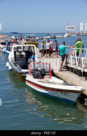 Hafen, Olhao, Algarve, Portugal. Leute, die weg von der Fähre mit der Fähre zu den Inseln Armona, Culatra-Farol, Ria Formosa Natural Park. Stockfoto