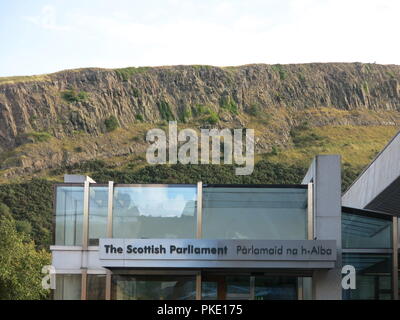 Mit 14 Jahren, das schottische Parlament Gebäude sieht immer noch ein markantes post-modernen, umstrittene Gebäude in der Nähe des Holyrood Palace, Edinburgh. Stockfoto