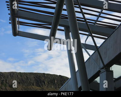 Mit 14 Jahren, das schottische Parlament Gebäude sieht immer noch ein markantes post-modernen, umstrittene Gebäude in der Nähe des Holyrood Palace, Edinburgh. Stockfoto