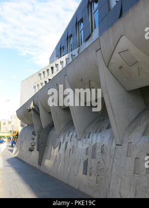 Mit 14 Jahren, das schottische Parlament Gebäude sieht immer noch ein markantes post-modernen, umstrittene Gebäude in der Nähe des Holyrood Palace, Edinburgh. Stockfoto