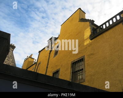 Die Außenfassade des Museums Edinburgh hat eine auffallende gelbe Rendern und die Gebäude waren einmal Huntly Haus mit Ursprung im 16. Jahrhundert. Stockfoto