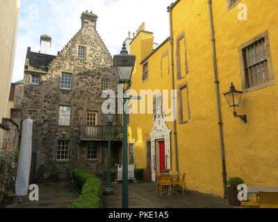 Die Außenfassade des Museums Edinburgh hat eine auffallende gelbe Rendern und die Gebäude waren einmal Huntly Haus mit Ursprung im 16. Jahrhundert. Stockfoto