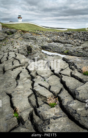 Dies zeigt die ungeraden geknackt Felsformation vor St. Johns Point LightHouse in Donegal Irland. Stockfoto