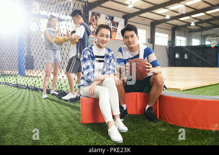 Junge Männer und Frauen in der Basketball Stadion Stockfoto
