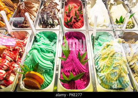 Verschiedene italienische Gelato Speiseeis Aromen im modernen Shop Display Fenster Stockfoto