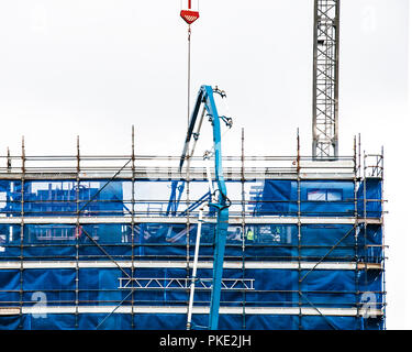 Gosford, New South Wales, Australien - 3. September. 2018: Konstruktion und Bau Stand 123. Das Pumpen von Beton auf Neue home Einheiten Gebäude s Stockfoto