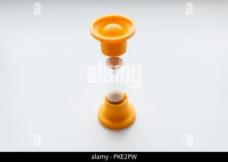 Vintage orange Kunststoff Sanduhr auf einem weißen Hintergrund. Stockfoto