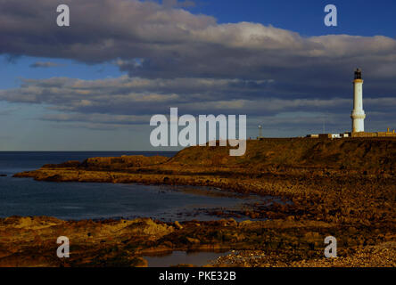 Der Gürtel Ness lighthouse an der Einfahrt zum Hafen Aberdeen. In einer ruhigen und ruhigen Abend mit einem Ebbe Freilegen der Felsen. Stockfoto