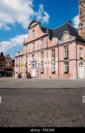 Das 18. Jahrhundert Rathaus auf dem Grote Markt Hauptplatz in Sint-Truiden (Belgien, 31/05/2014) Stockfoto