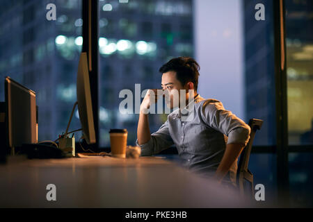 Business Männer im Büro Überstunden Stockfoto