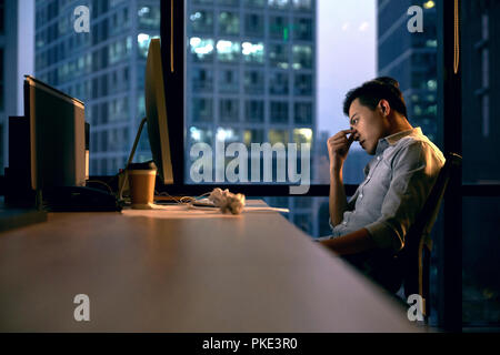 Business Männer im Büro Überstunden Stockfoto