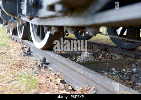 Nahaufnahme des alten Dampfzug der Räder auf den Schienen. Stockfoto
