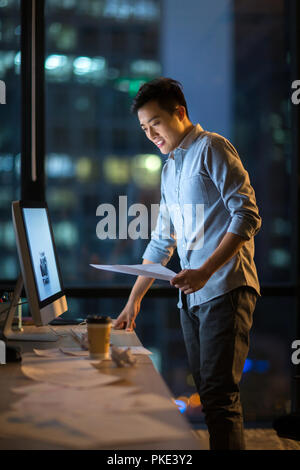 Business Männer im Büro Überstunden Stockfoto