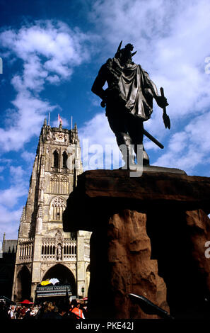 Die Basilika Unserer Lieben Frau und die Statue von Ambiorix in Tongeren (Belgien, 10/09/2006) Stockfoto