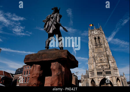 Die Basilika Unserer Lieben Frau und die Statue von Ambiorix in Tongeren (Belgien, 20/07/2010) Stockfoto