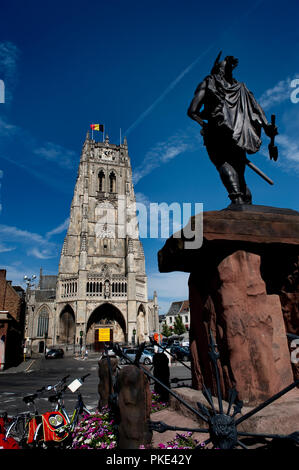 Die Basilika Unserer Lieben Frau und die Statue von Ambiorix in Tongeren (Belgien, 20/07/2010) Stockfoto